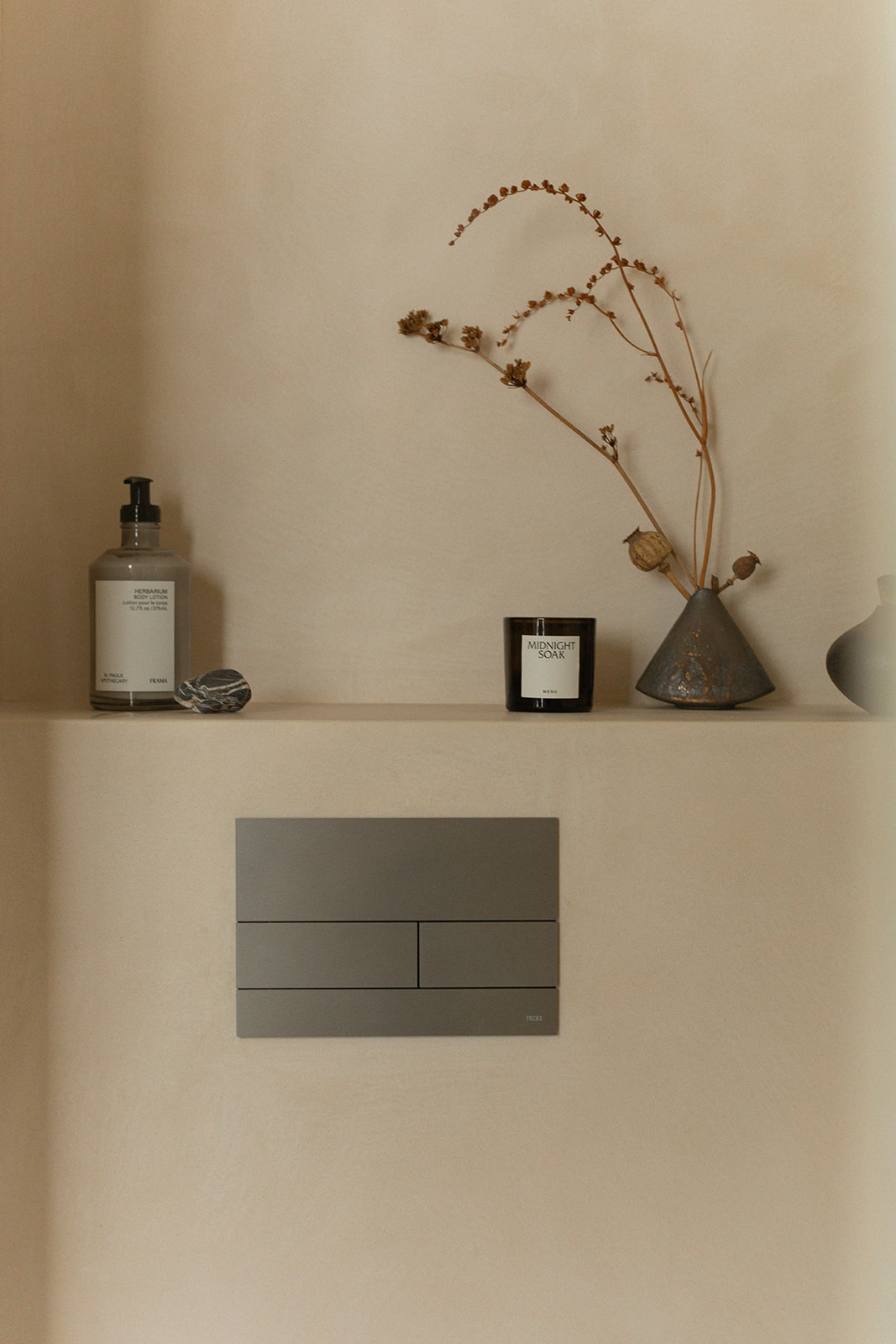 Tactile minimalism: A shower room reimagined