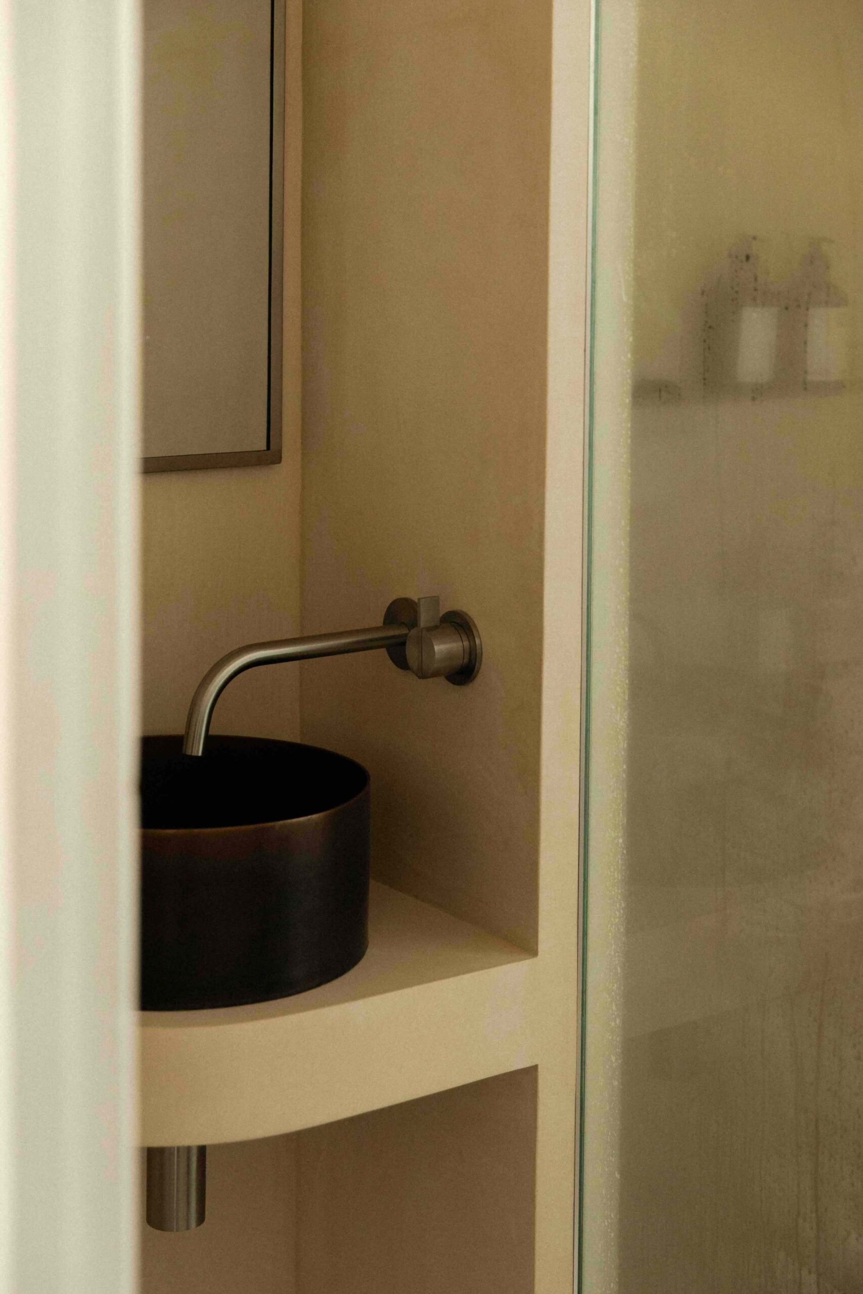 Tactile minimalism: A shower room reimagined