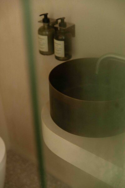 Tactile minimalism: A shower room reimagined